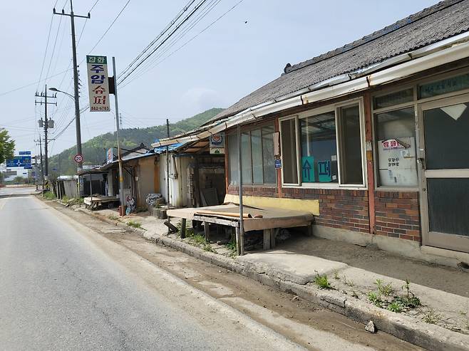 북내초 주암분교 폐교 부지 앞 상가들이 비어있다. 박혜원 기자