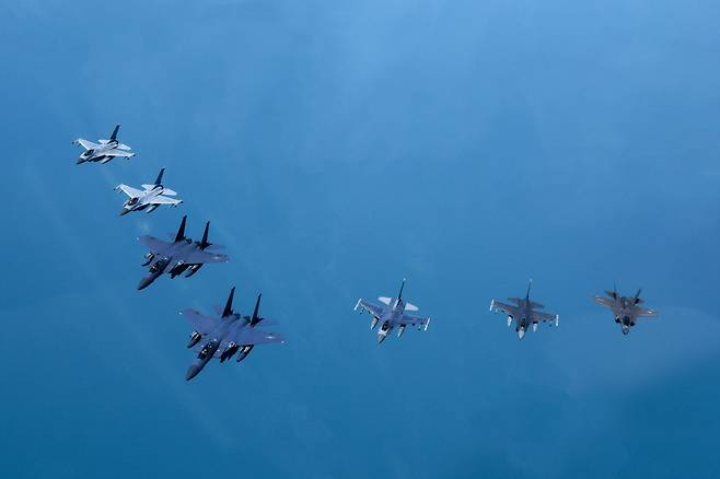 한미 공군은 지난 12일부터 오는 26일까지 최대 규모의 연합공중훈련인 연합편대군 종합훈련을 군산기지에서 실시하고 있다. 18일 서해 상공에서 비행편대를 이뤄 함께 임무를 수행하는 한미 전투기들. 오른쪽부터 미 해병대 F-35B 1기, 미 공군 F-16 2기, 한국 공군 F-15K 2기, 한국 공군 F-16 2기. [공군 제공]