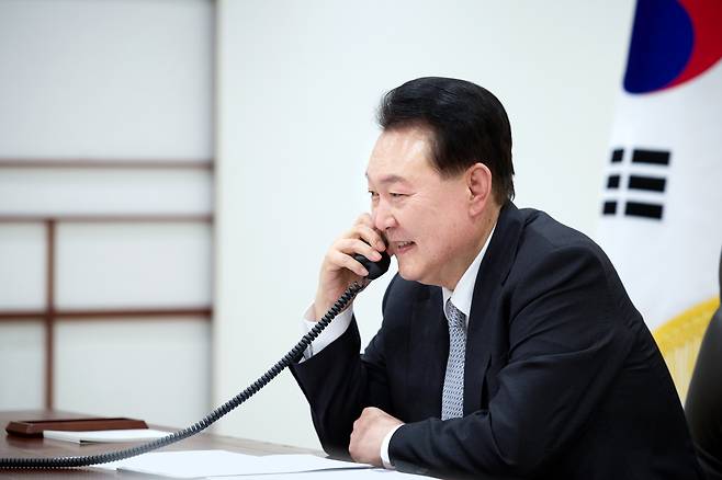 윤석열 대통령이 17일 기시다 후미오 일본 총리와 전화 통화하는 모습. [연합]