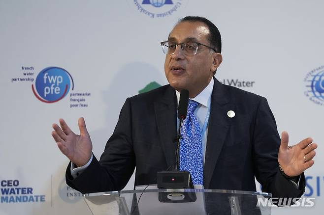 [AP/뉴시스] 이집트의 무스타파 마드불리 총리가  샤름 엘-셰이크에서 열린 유엔의 2022년 8월 COP27 기후 정상회의 개막식에서 연설하고 있다.  2024.04. 19.