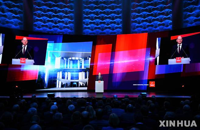 [ 하노버(독일)=신화/뉴시스] 17일(현지시간) 개막한 세계 최대의 산업박람회 하노버 메세( 17~21일)의 전야제에서 16일 저녁 연설하는 올라프 숄츠 독일 총리.