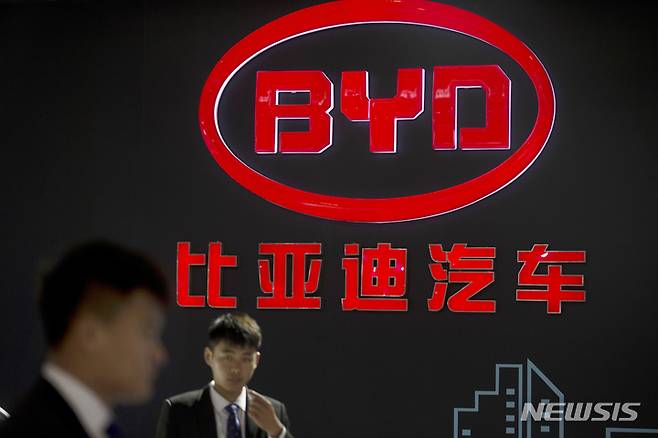 [베이징=AP/뉴시스] 중국 전기차업체 비야디(BYD) 로고
