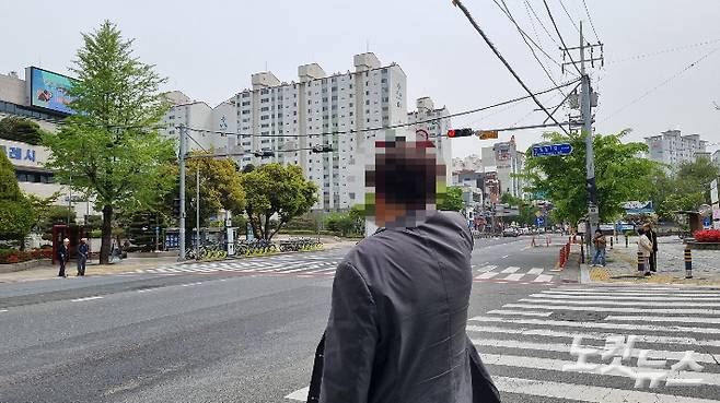 3.15의거 당시 초등학생이었던 이정모(가명)씨가 시위가 벌어졌던 구 마산시청 쪽을 가리키고 있다. 양형욱 기자
