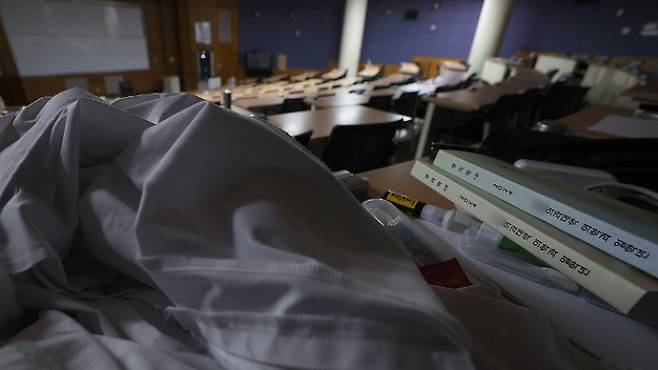 전국 의대 교수들의 집단 사직이 시작된 지난달 25일 대구 한 의과대학 강의실이 조용한 모습을 보이고 있다. 연합뉴스