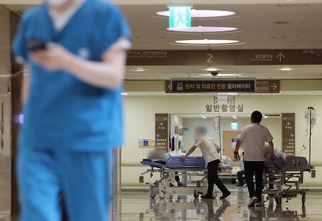 의대 증원 정책과 관련해 의정갈등이 계속되고 있는 19일 서울 시내 한 대학병원에서 의료 관계자와 환자들이 이동하고 있다. 연합뉴스