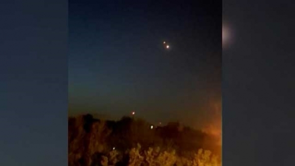 18일 새벽 4시경(이하 현지시간) 이스라엘이 이란에 대한 공습을 감행한 가운데, 이란의 주요 공군 기지와 핵 시설들이 있는 이스파한 지역 하늘에서 발사체의 불빛이 번쩍이고 있다. 사진=이란혁명수비대 텔레그램