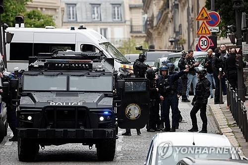 19일(현지시간) 프랑스 파리 이란 영사관 주변 봉쇄한 경찰 [로이터 연합뉴스]