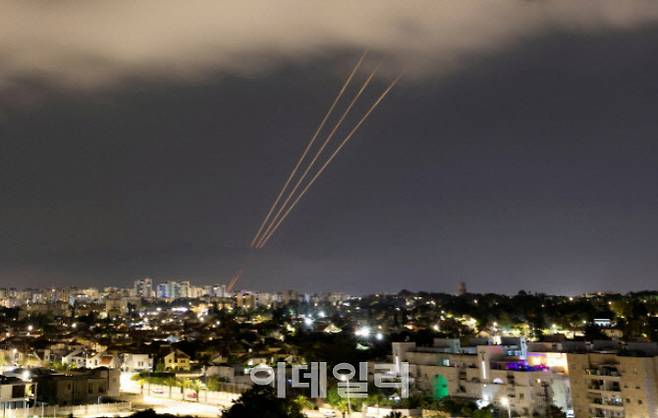 4일(현지시간) 이스라엘 남부 도시 아쉬켈론 상공에서 이란이 발사한 무인기와 미사일에 대한 방공시스템이 가동되고 있다. (사진=로이터연합뉴스)