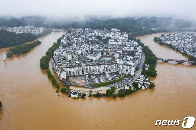 20일(현지시간) 폭우가 내려 홍수가 발생한 중국 장시성 우위안의 물에 잠긴 도로와 건물의 모습이 보인다. ⓒ AFP=뉴스1 ⓒ News1 우동명 기자