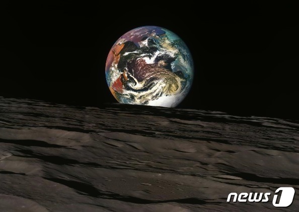 한국항공우주연구원이 지난 3일 공개한 달 탐사선 다누리의 지구 촬영 사진에 머신러닝 인공지능(AI)을 활용해 색을 입혔다. 항우연은 지난 2022년 12월 31일과 1월1일 계묘년 새해 첫날에 다누리가 촬영한 사진을 공개했다. (항공우주연구원 제공) 2023.1.4/뉴스1 ⓒ News1 황덕현 기자