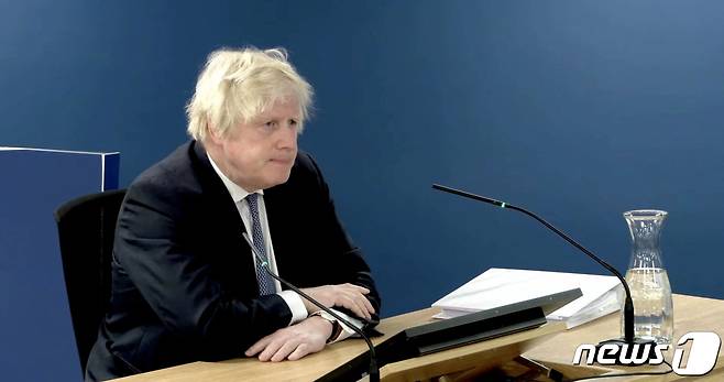 영국 런던의 한 청문회장에서 보리스 존슨 전 영국 총리가 증거를 제시하고 있다. 2023.12.07/ ⓒ 로이터=뉴스1 ⓒ News1 권진영 기자