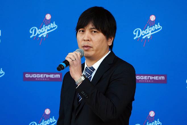 오타니의 전 통역사 미즈하라 잇페이가 지난해 12월15일 열린 오타니 쇼헤이의 LA 다저스 입단 기자회견에서 오타니의 말을 통역하고 있다. 사진 | LA=USA투데이연합뉴스