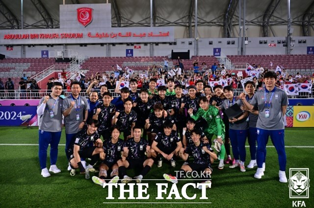 황선홍 감독이 이끄는 한국올림픽축구대표팀이 19일 중국과 2024 카타르 AFC U23 아시안컵 B조 2차전을 2-0 승리로 장식한 데 이어 같은 조의 일본이 UAE에 2-0 승리를 거둠으로써 8강 진출을 조기에 확정했다. 사진은 중국전을 이기고 기념촬영하는 한국 선수들./도하=KFA