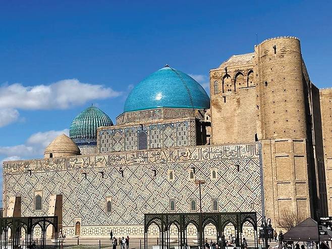 카자흐스탄을 대표하는 문화 유적인 투르키스탄의 호자 아흐메드 야사위의 영묘. 유목민에게 이슬람을 전파하는 데 기여한 수피즘 사상가의 넋을 기려 티무르 제국 시대에 만들었다. /정지섭 기자