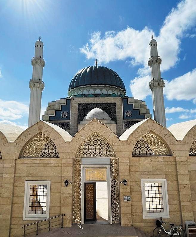 투르키스탄의 호자 아흐메드 야사위의 영묘 부근에 세운 모스크. 돔은 국가 상징색인 푸른색으로 칠했다. /정지섭 기자
