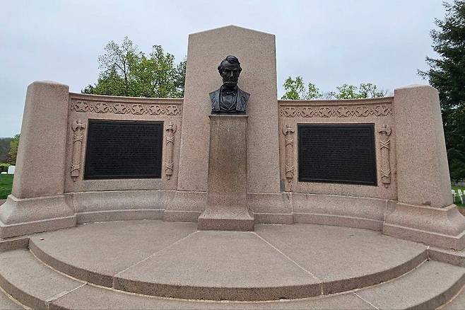 19일 게티스버그 국립 군사 공원에 세워진 링컨 흉상과 그의 연설 기념비. /노석조 기자·조지타운대 방문연구원