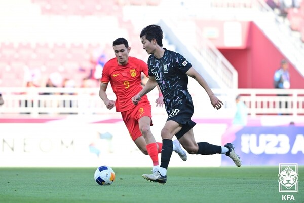 한국의 김민우가 19일(한국시각) 열린 2024 아시아축구연맹(AFC) U-23 아시안컵 B조 2차전 중국과 경기에서 돌파하고 있다. 대한축구협회 제공