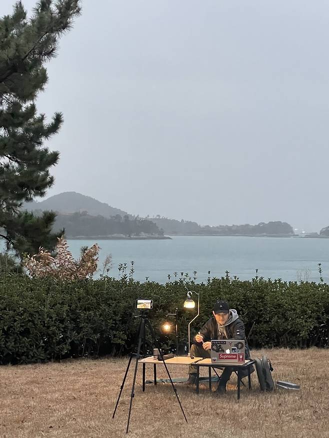 유튜브 채널 ‘각자의 캠핑’ 운영자인 김선국씨가 캠핑 장비 리뷰 영상을 찍고 있다. 김선국 제공