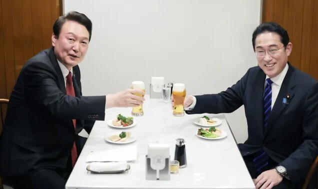 윤석열 대통령과 기시다 후미오 일본 총리가 지난해 3월 일본 도쿄 긴자의 오므라이스 노포에서 생맥주로 건배하고 있다. 연합뉴스