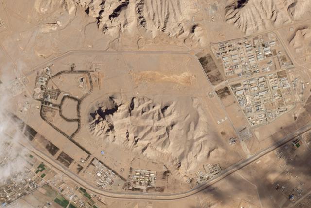 지난 4일 미국 위성영상 업체 '플래닛랩스PBC'가 촬영한 이란 중부 이스파한의 핵 시설 위성 이미지. 플래닛랩스PBC 제공·AP 연합뉴스