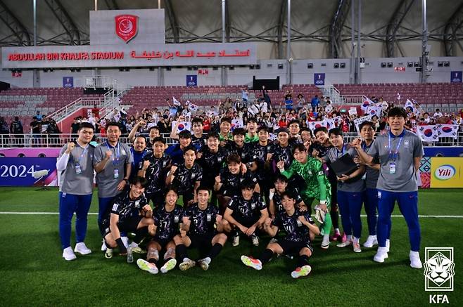 19일 카타르 도하의 압둘라 빈 칼리파 스타디움에서 열린 중국과의 2024 AFC U-23 아시안컵 B조 2차전에서 2-0으로 승리한 뒤 환호하는 한국 올림픽 대표팀. 사진=대한축구협회