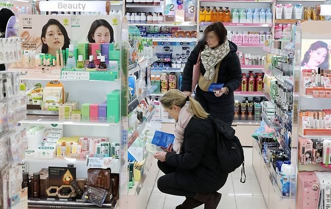 지난 15일 서울 명동 다이소 명동역점 매장에서 외국인 관광객들이 마스크팩을 둘러보고 있다./ 강은구 기자