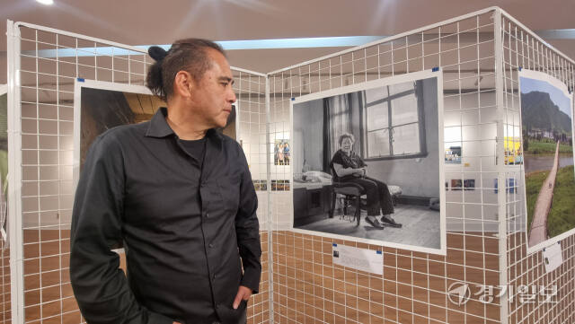 일본 아사히 신문 사진기자 출신인 야지마 츠카사 작가가 위안부 할머니의 모습을 담은 사진 작품을 들여다 보고 있다. 이나경기자