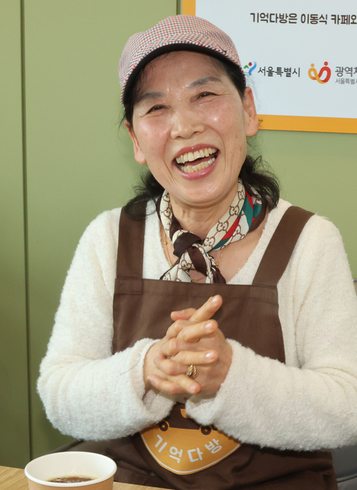 지난 17일 서울 구로구 치매안심센터 분소에 있는 ‘기억다방’에서 바리스타로 일하는 어르신이 환하게 웃으며 인터뷰하고 있다. [이승환 기자]