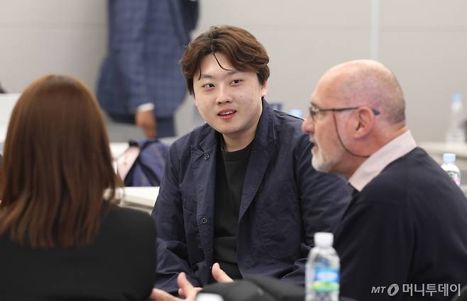 (서울=뉴스1) 김민지 기자 = 박단 대한전공의협의회 비상대책위원장이 17일 오전 서울 용산구 대한의사협회에서 열린 세계의사회(WMA) 산하 세계젊은의사협의체(JDN) 회의에서 참석자들과 토론하고 있다. 2024.4.17/뉴스1 Copyright (C) 뉴스1. All rights reserved. 무단 전재 및 재배포, AI학습 이용 금지. /사진=(서울=뉴스1) 김민지 기자