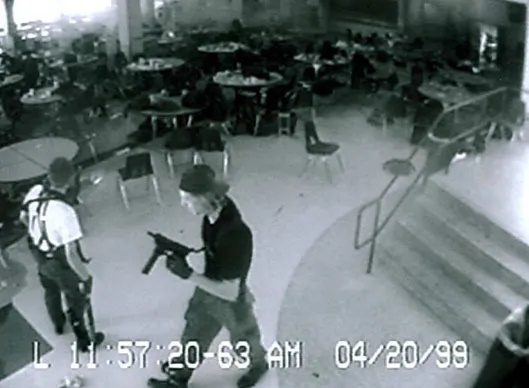 흰색 상의를 입은 에릭 해리스와 검은색 상의를 입은 딜런 클레볼드가 사건 당시 총을 들고 학교 안을 서성이는 모습이 보안 카메라에 찍혔다./사진='콜럼바인 고교 총기 난사' 재연 다큐멘터리