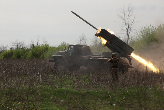 18일 우크라이나 북동부 하르키우주 쿠피얀스크시에서 우크라이나군이 다연장로켓을 발사하고 있다. AFP 연합뉴스