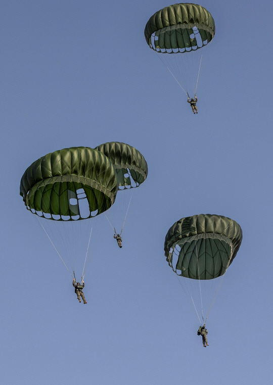 한미 특전대원들이 지난 18일, 오산비행장에서 연합공중침투훈련을 위해 낙하산으로  강하를 실시하고 있다. 국방일보  제공