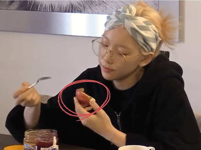 가수 태연이 사과에 땅콩버터를 발라 먹고 있다. [유튜브채널 JTBC Voyage 영상 캡쳐]