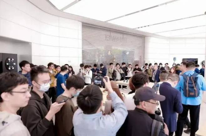 화웨이 새로운 스마트폰 ‘퓨라70’을 구매하기 위해 사람들이 베이징 매장에 긴 줄을 섰다. [사진, 베이징일보 캡쳐]