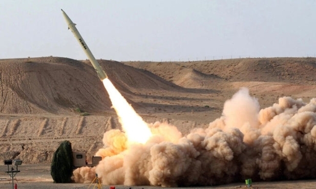 이란이 개발한 단거리탄도미사일이 가상 표적을 향해 발사되고 있는 장면. 세계일보 자료사진