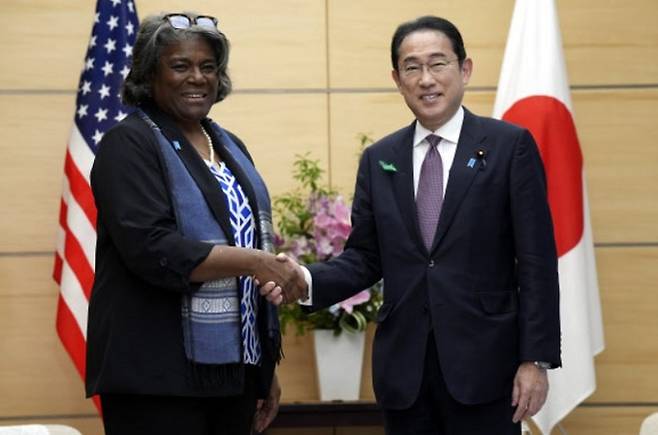 린다 토머스 그린필드 주(駐)유엔 미국 대사(왼쪽)가 19일 기시다 후미오 일본 총리와 만나 기념촬영을 하고 있다. AP연합뉴스