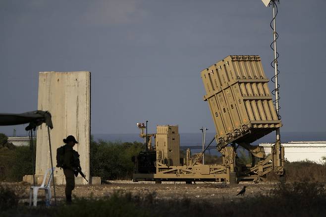 이스라엘군 아이언 돔 발사대가 하늘을 겨냥한 채 놓여있다. AP 통신