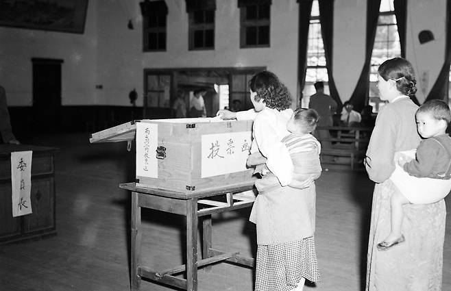 양원제가 도입된 제3회 민의원 총선거 투표장 모습. 1954년 [국가기록원 제공]