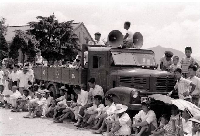마산에서 제5대 참의원 선거 후보자들의 합동 연설을 듣는 청중들. 1960년 [중앙선관위 제공]
