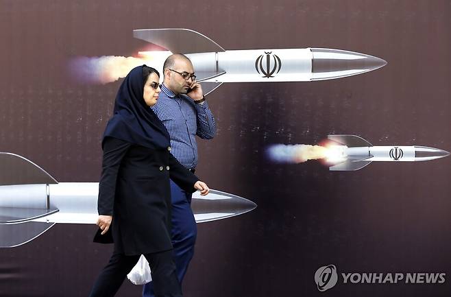 미사일이 그려진 벽화 앞을 걷는 이란 시민들 [EPA 연합뉴스자료사진. 재판매 및 DB 금지]