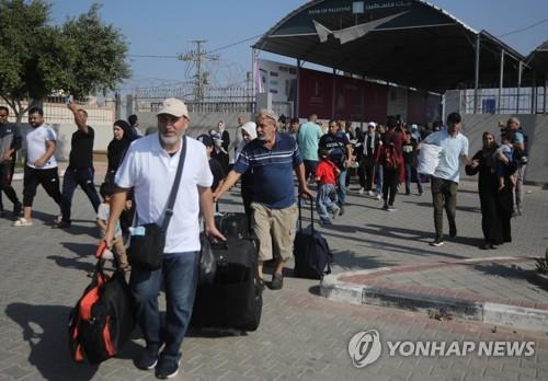 지난해 11월 이집트에 입국하는 가자지구 주민들 [UPI 연합뉴스 자료사진]