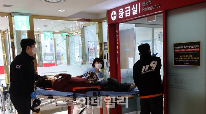 전공의를 중심으로 한 의사들의 집단행동이 계속되고 있는 가운데 지난 11일 서울시내의 한 2차 종합병원 응급실에 환자가 들어서고 있다. (사진=방인권 기자)
