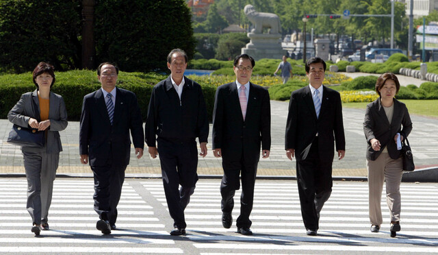 민주노동당 의원들이 2004년 5월31일 국회 본관 앞에서 열린 \'국회 입성 기념식\'에 참석하기 위해 걸어서 국회로 들어오고 있다. 한겨레 김정효 기자