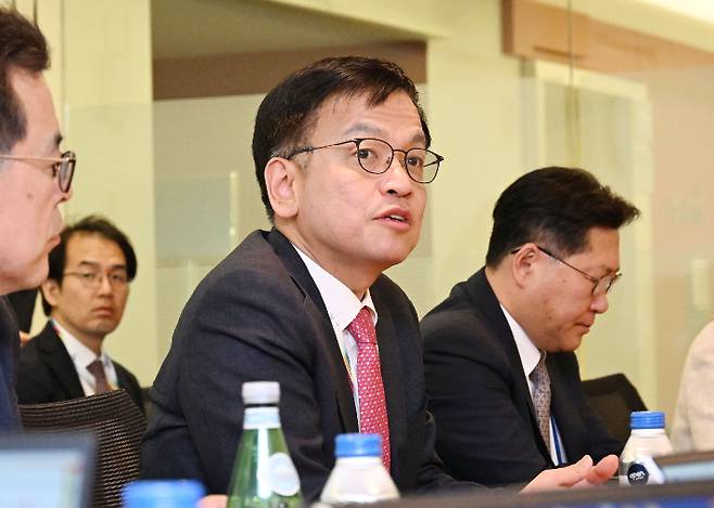 최상목 부총리 겸 기획재정부 장관이 18일(현지시간) 미국 워싱턴 D.C. 세계은행에서 가진 기자간담회에서 답변하고 있다. 연합뉴스