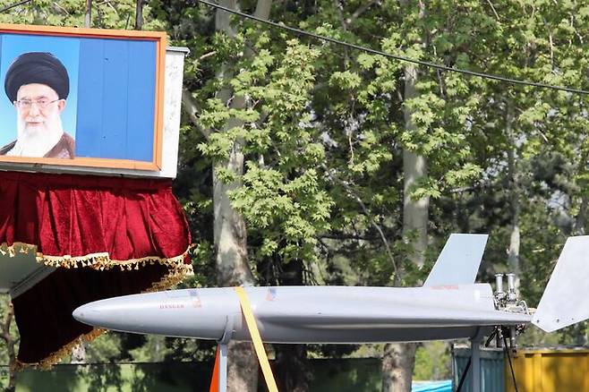 이란의 아라쉬 드론이 이란 최고지도자 알리 하메네이의 사진 앞을 지나고 있다. AFP연합뉴스