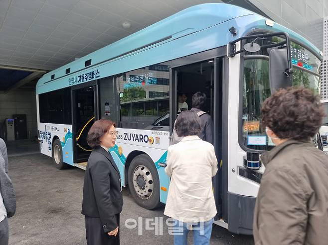 22일 오전 안양시 스마트도시통합센터 차고지에서 자율주행버스 ‘주야로’ 첫 시범운행에 참가한 시민들이 버스에 올라타고 있다. (사진=황영민 기자)
