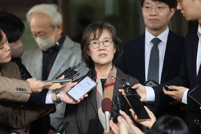 저서 '제국의 위안부'에서 일본군 위안부 피해자를 '매춘' 등으로 표현한 박유하 세종대 명예교수를 명예훼손으로 처벌할 수 없다는 대법원 판단이 나왔다. 대법원 3부는 26일 형법상 명예훼손 혐의로 기소된 박 교수에게 벌금 1천만원을 선고한 원심판결을 깨고 사건을 서울고법에 돌려보냈다. 이날 오전 박 교수가 서울 대법원 법정을 나서며 취재진의 질문에 답하고 있다. /연합뉴스