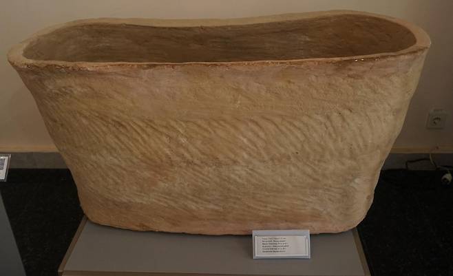 타지키스탄 두샨베 국립박물관에 전시된 4세기 욕조. 실크로드에서 발견됐다. 강인욱 교수 제공