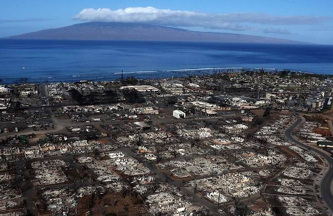 지난해 8월11일 산불로 초토화된 미국 하와이주 마우이섬 라하이나. 여의도 면적(2.9㎢) 3배에 달하는 8.78㎢를 태운 산불로 181명이 숨지고 주택 2200여채가 파괴돼 7695명이 이재민이 됐다. 라하이나/AFP 연합뉴스