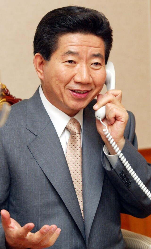 2003년 5월26일 조지 W.부시 미국 대통령과 전화통화를 하는 노무현 대통령. 노무현사료관 제공